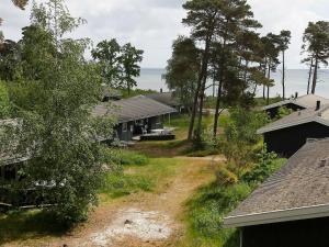 Snogebækにある8 person holiday home in Nexの木の家屋空見