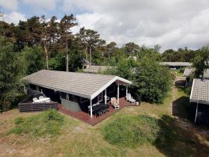 Snogebækにある8 person holiday home in Nexの屋根付きの家屋の上面