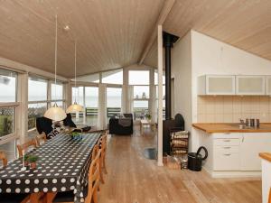 eine Küche und ein Wohnzimmer mit einem Esstisch in der Unterkunft 4 person holiday home in Otterup in Otterup