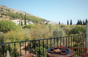 - une table avec de la nourriture et des verres à vin sur le balcon dans l'établissement LAGADA HOLIDAY ROOMS, à Lagkáda