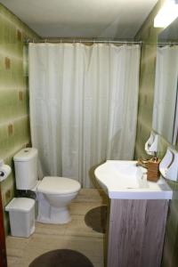 ein Badezimmer mit Toilette und Waschbecken in der Unterkunft LAGADA HOLIDAY ROOMS in Lagkáda