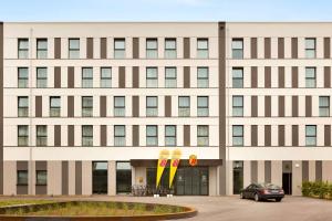 佛萊堡的住宿－弗萊堡速8酒店，前面有黄色滑雪板的建筑