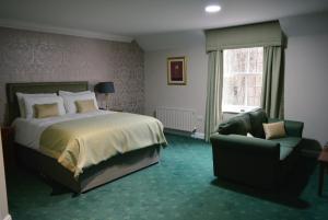 Tempat tidur dalam kamar di Stallingborough Grange Hotel