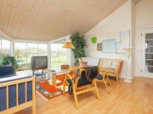 salon ze stołem i telewizorem w obiekcie 7 person holiday home in L kken w mieście Løkken