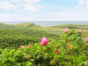 ロッケンにある8 person holiday home in L kkenの海を背景とした花畑