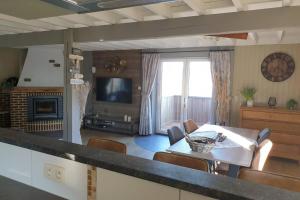 TV a/nebo společenská místnost v ubytování Gîte de charme en Ardennes + 14 fotografií