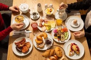 a group of people sitting around a table with food at Hotel Zeitgeist Vienna Hauptbahnhof in Vienna +108 photos