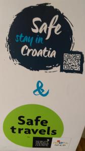 ein Schild, auf dem steht, dass Sie sicher in Kroatien bleiben und sicher reisen. in der Unterkunft Soba Agata in Slunj