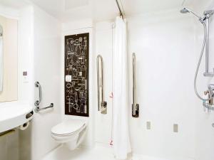 Ванная комната в ibis London Excel-Docklands