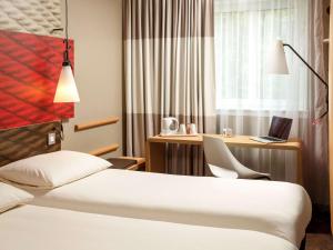 Postel nebo postele na pokoji v ubytování ibis London Excel-Docklands