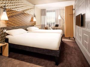 Postel nebo postele na pokoji v ubytování ibis London Excel-Docklands