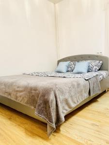 Ein Bett oder Betten in einem Zimmer der Unterkunft Apartment on Darvina