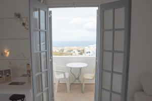 Cette chambre offre une vue sur une table et des chaises. dans l'établissement Villa Garden, à Fira