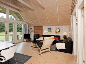 - un salon avec un canapé et une table dans l'établissement 6 person holiday home in Bl vand, à Blåvand
