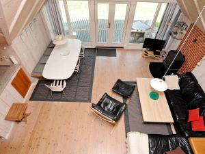 - un salon avec une table et des chaises dans l'établissement 6 person holiday home in Bl vand, à Blåvand