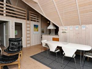 une salle à manger avec une table et des chaises blanches dans l'établissement 6 person holiday home in Bl vand, à Blåvand