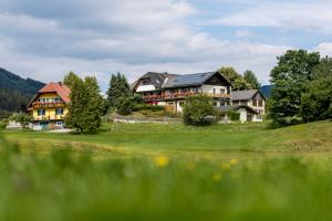 grupa domów na wzgórzu na polu w obiekcie Hotel Gasthof zur Linde w mieście Mariahof