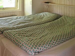 Lovnsにある6 person holiday home in Farsのベッド(上に緑色の掛け布団付)