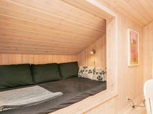 Zimmer mit grüner Couch in einer Hütte in der Unterkunft 6 person holiday home in Brovst in Brovst