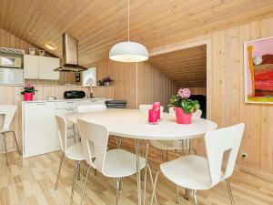 Brovstにある6 person holiday home in Brovstのキッチン、ダイニングルーム(白いテーブル、椅子付)