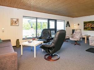 een woonkamer met een leren stoel en een tafel bij 6 person holiday home in Sp ttrup in Spottrup