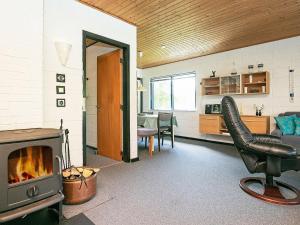 Posezení v ubytování 6 person holiday home in Spøttrup-By Traum