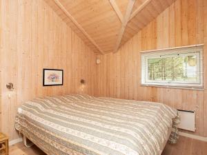 En eller flere senge i et værelse på Three-Bedroom Holiday home in Højslev 4