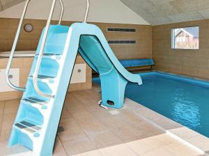 エーベルトフトにあるFive-Bedroom Holiday home in Ebeltoft 2の青いスライド付きのスイミングプール