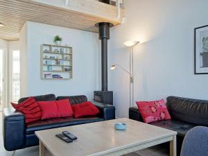 sala de estar con sofá y estufa de leña en 6 person holiday home in Hasle, en Hasle