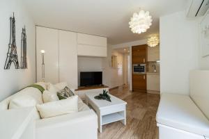 een woonkamer met een witte bank en een tafel bij Apartamento LUXURY en Cala Flores in Cabo de Palos