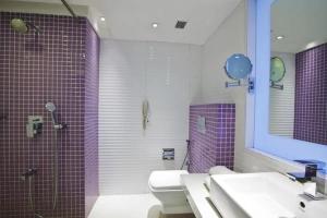 Spree Shivai Hotel Pune的一间浴室