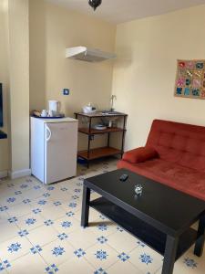salon z czerwoną kanapą i lodówką w obiekcie Antilla Riad w mieście La Antilla