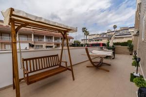 een veranda met een schommel en een hangmat op een balkon bij Apartamento LUXURY en Cala Flores in Cabo de Palos