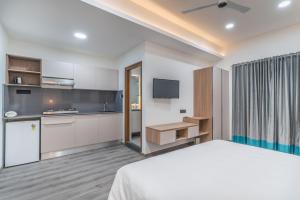 Kuchyň nebo kuchyňský kout v ubytování SKYLA Studios & Suites - Jubilee Hills