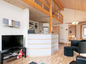 uma sala de estar com uma televisão e um balcão em Holiday home Læsø XXIV em Læsø
