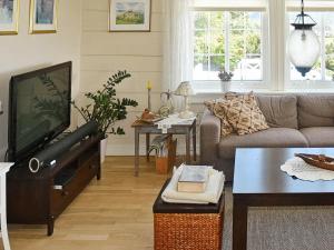 TV a/nebo společenská místnost v ubytování 10 person holiday home in Tornes I Romsdal