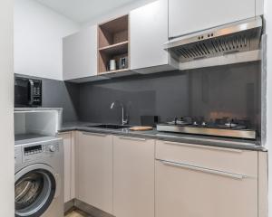 Kuchyň nebo kuchyňský kout v ubytování SKYLA Studios & Suites - Jubilee Hills