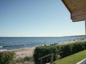 アリンエにある6 person holiday home in Allingeの家から海岸の景色を望めます。