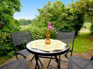una mesa con un jarrón con una flor. en 4 person holiday home in LYSEKIL en Brastad