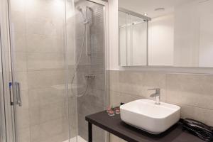 a bathroom with a sink and a shower at Renthas Fernando de Lesseps in Málaga