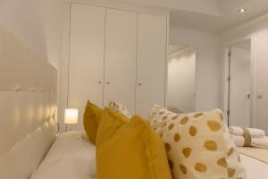 Łóżko lub łóżka w pokoju w obiekcie Apartamentos Constitución by Renthas