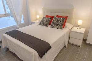 Łóżko lub łóżka w pokoju w obiekcie Apartamentos Constitución by Renthas