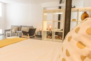 Łóżko lub łóżka w pokoju w obiekcie Apartamentos Constitución by Renthas