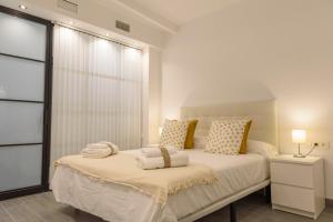 Łóżko lub łóżka w pokoju w obiekcie Apartamentos Constitución by Renthas