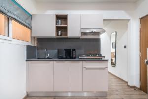 Kuchyň nebo kuchyňský kout v ubytování SKYLA Studios & Suites - Jubilee Hills
