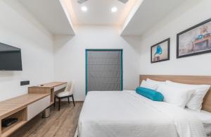 Postel nebo postele na pokoji v ubytování SKYLA Studios & Suites - Jubilee Hills