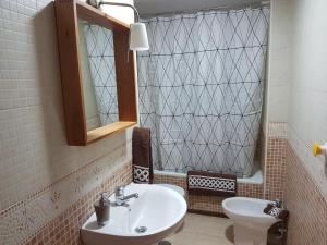 Kúpeľňa v ubytovaní Apartamentos Séneca junto al Centro + 37 fotografií