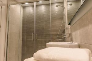 łazienka z prysznicem, toaletą i umywalką w obiekcie Apartamentos Constitución by Renthas w Maladze
