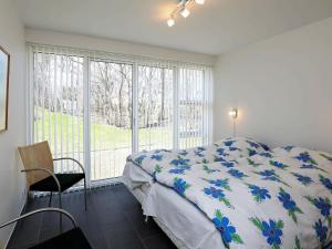 Thyholmにある6 person holiday home in Thyholmのベッドルーム1室(ベッド1台、大きな窓付)