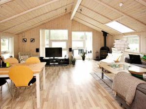 Ålbækにある5 person holiday home in lb kのリビングルーム(ソファ、テーブル付)